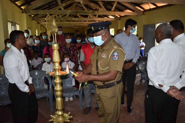 මස්කෙළිය සමන්එලිය විද්‍යාලයේ දරුවන්ට පාසල් උපකරණ සහ වියලි ආහාර ද්‍රව්‍ය බෙදා දෙයි